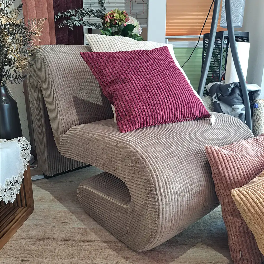Cord-Sessel mit Kissen