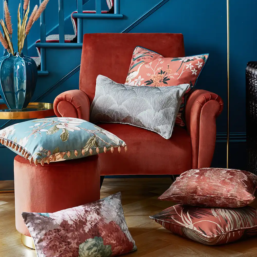 Sessel mit diversen Kissen